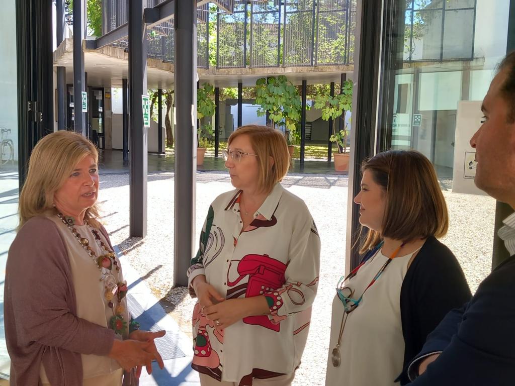 La delegada territorial de Desarrollo Educativo y formación Profesional, Isabel Paredes (izda., en la imagen), confirma que el centro también ofrecerá cursos de español como lengua extranjera.