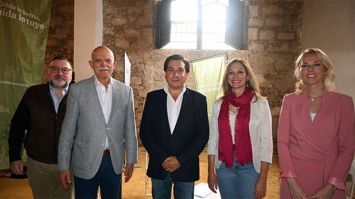 Antonio Fernández, en el centro de la imagen, junto a otros cargos destacados de Vox en Cádiz.