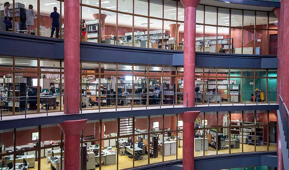 Oficinas del edificio Torretriana, una de las sedes centrales de la Junta de Andalucía.