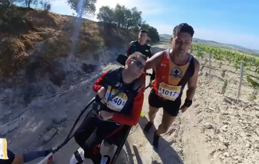 Óscar, con su padre Juan y un amigo, durante la Sherry Maratón.
