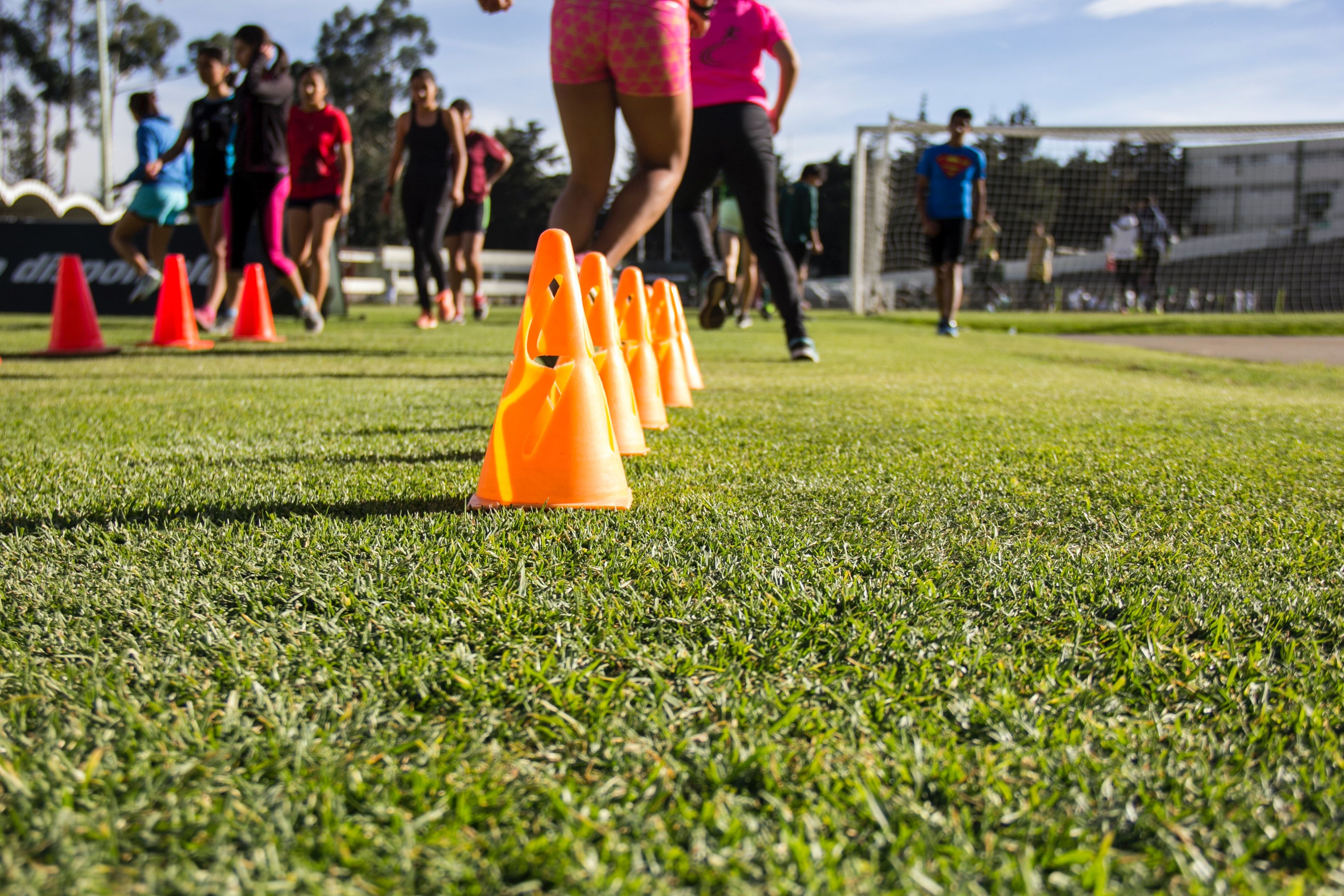 Niños jugando al fútbol. PEXEL