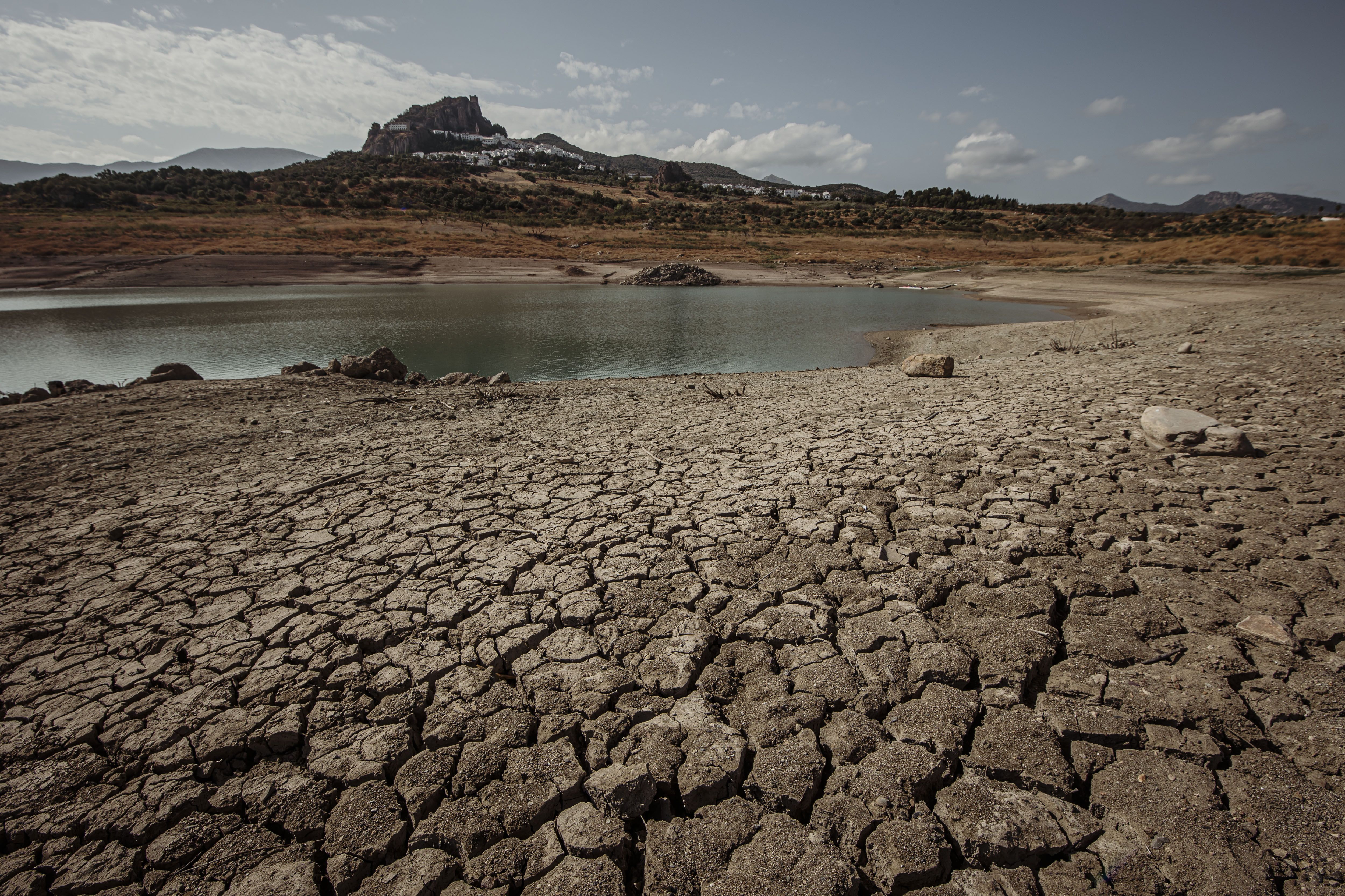 Embalse de Zahara-El Gastor, en una imagen de este año, con suelos agrietados por la sequía.