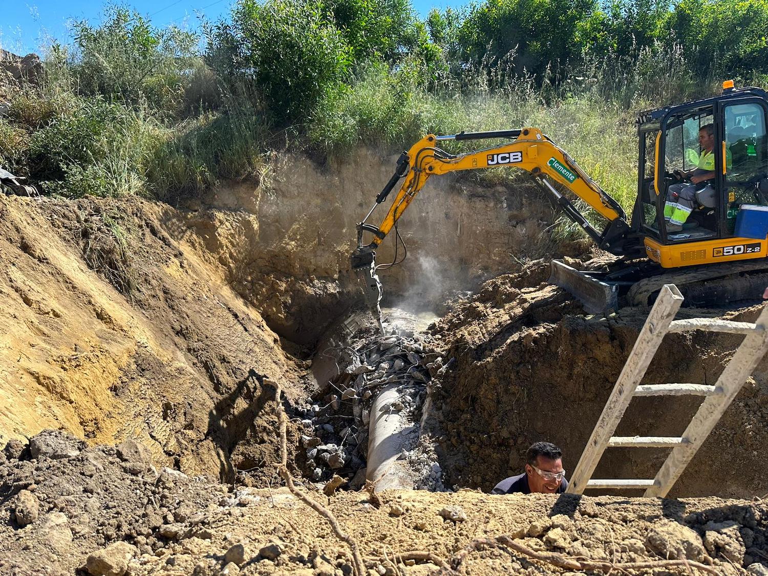 Personal de CAZG, trabajando en la avería que afecta a Conil y Vejer. Personal de CAZG, trabajando en la avería que afecta a Conil y Vejer.