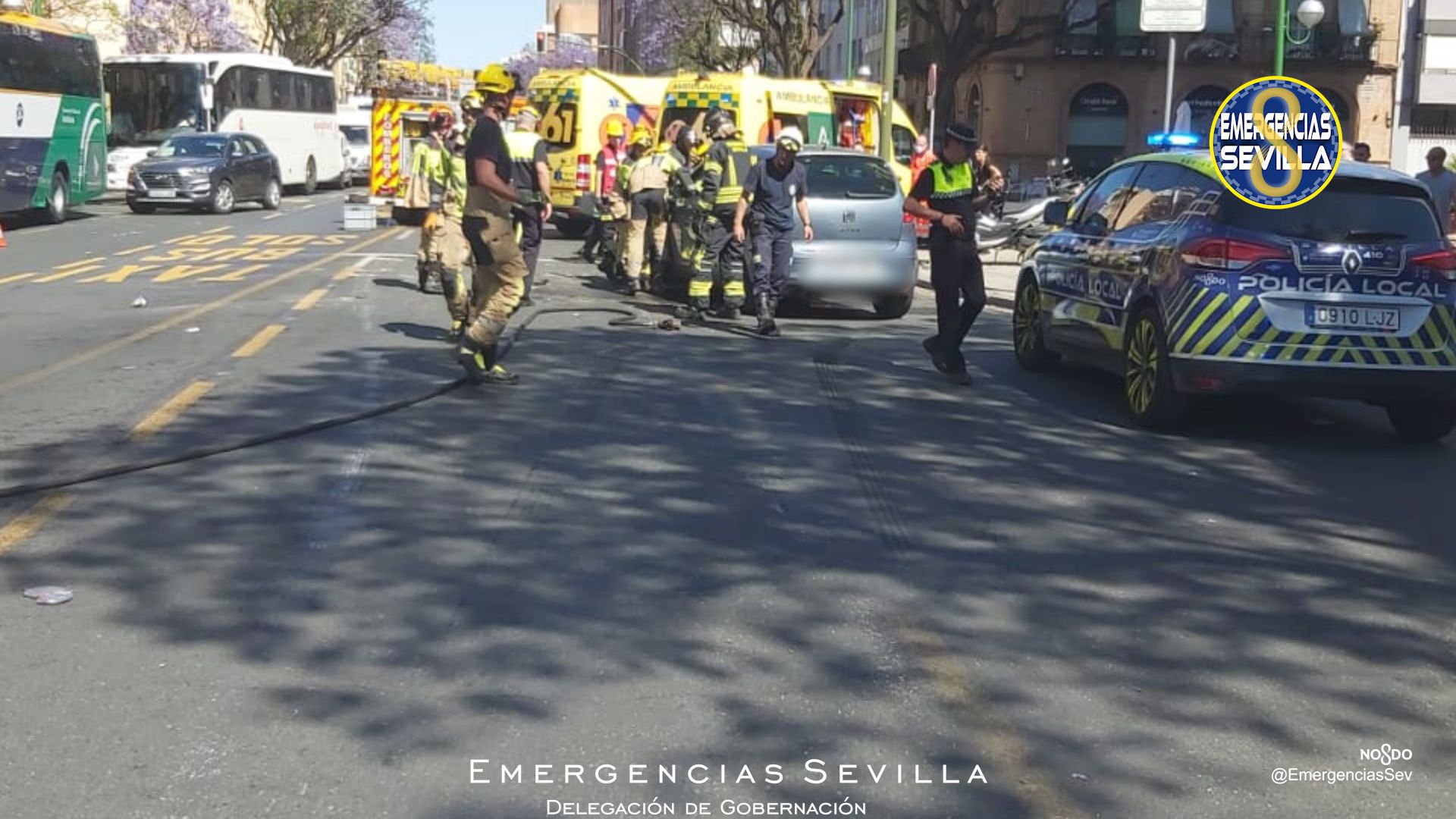 Bomberos y Policía Local, en el lugar del accidente.