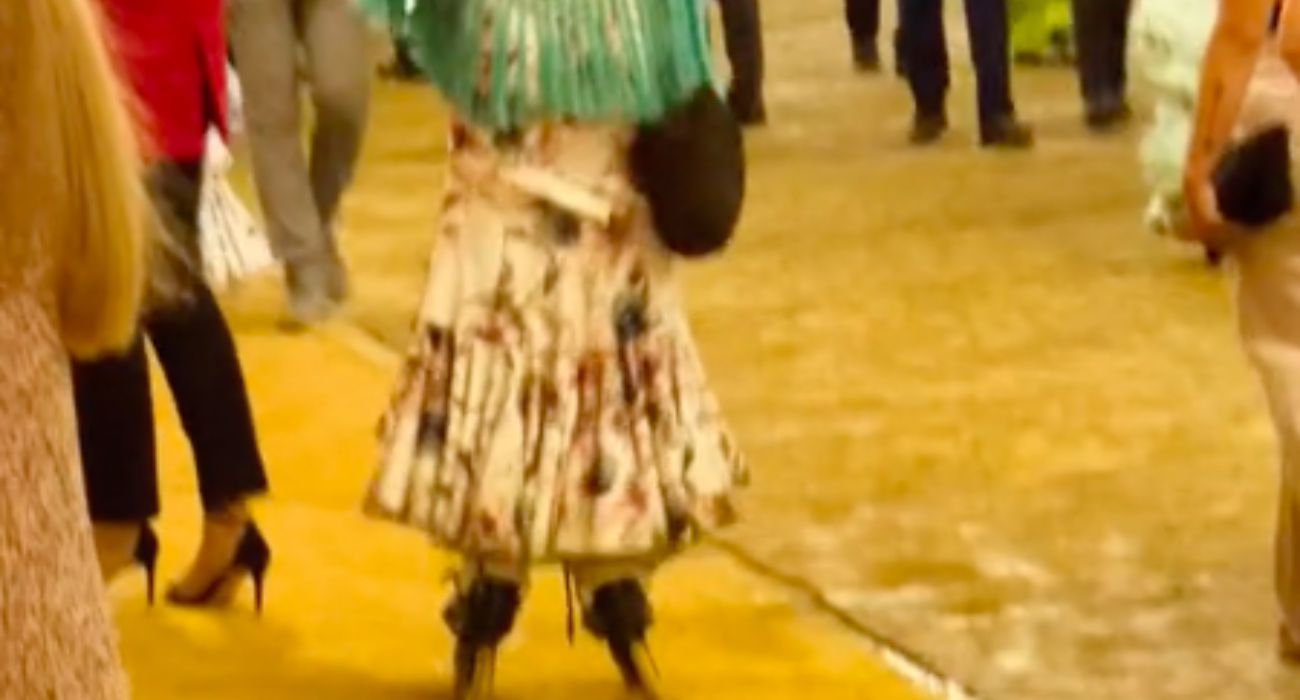 Una joven flamenca, con patines en el Real de la Feria de Abril.