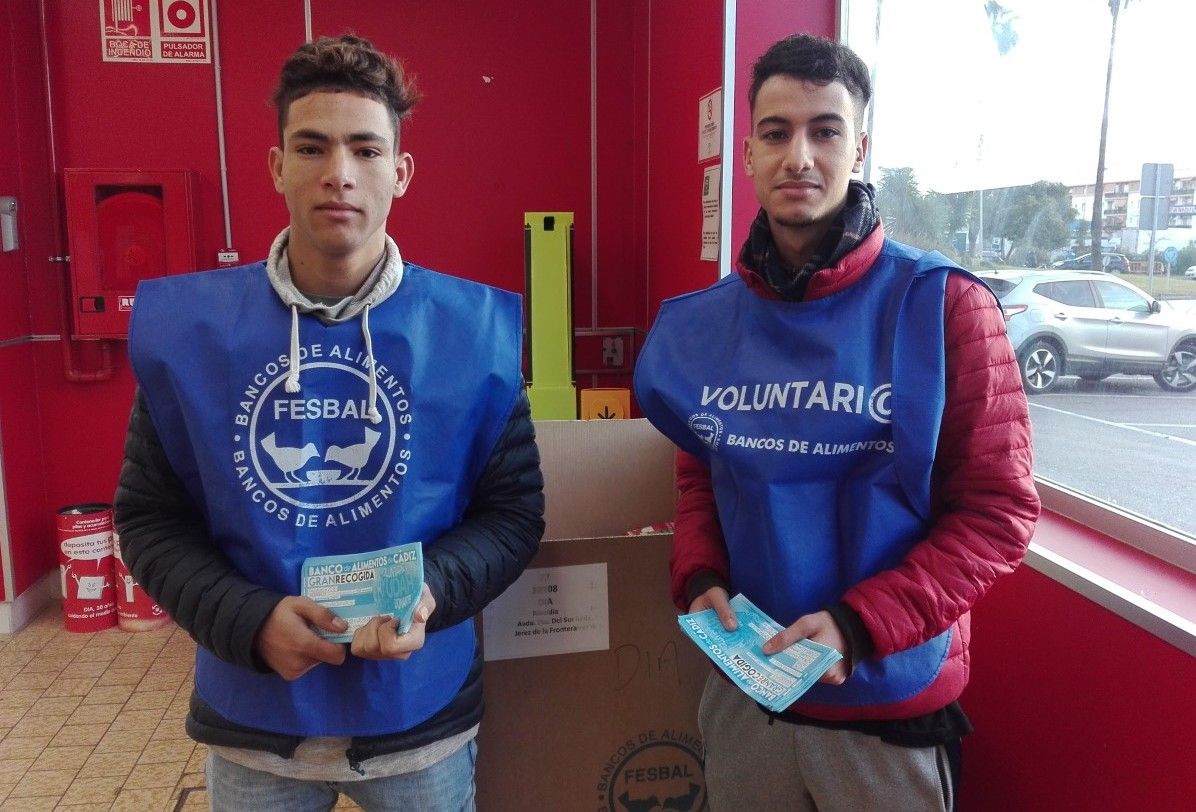 Jóvenes migrantes de Voluntarios por otro mundo, ayudando en la Gran Recogida. 