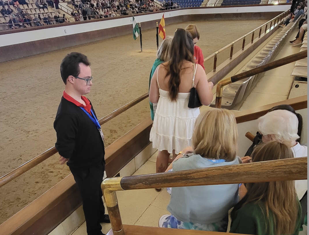 Jaime Marín en labores de atención al visitante en el picadero de la REAAE. 