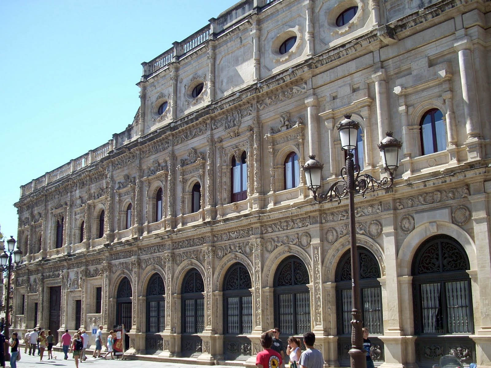 Fachada de la plaza San Francisco del Ayuntamiento de Sevilla.