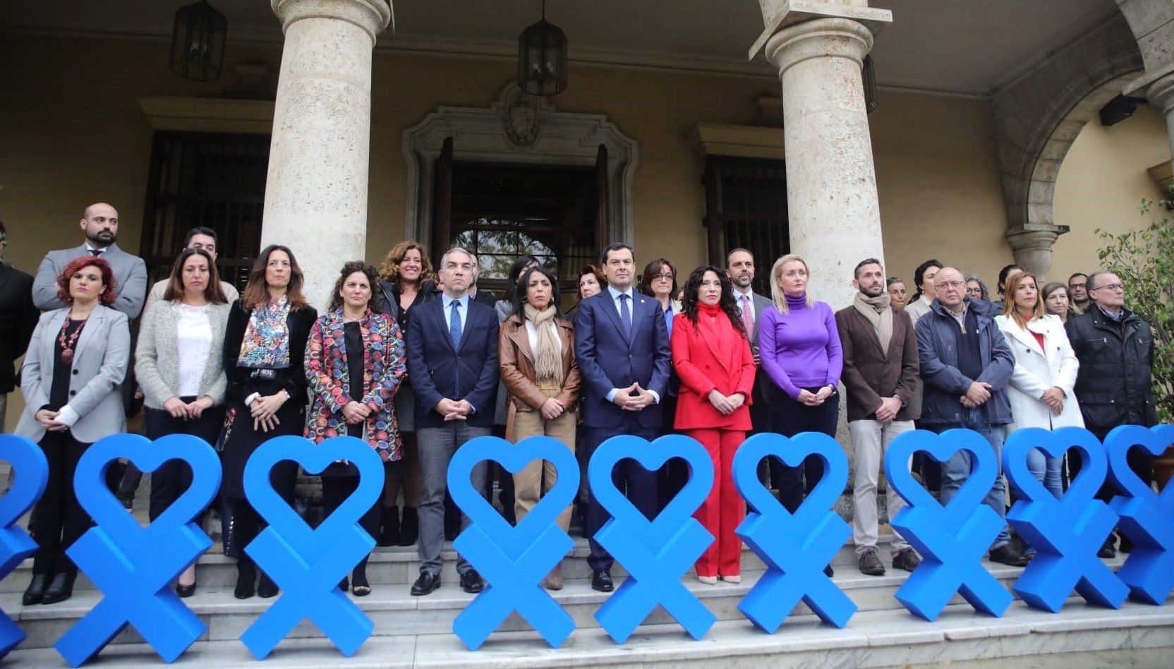 El presidente y miembros del Gobierno andaluz, con representantes de la oposición, en un acto por el Día contra la Violencia de Género.