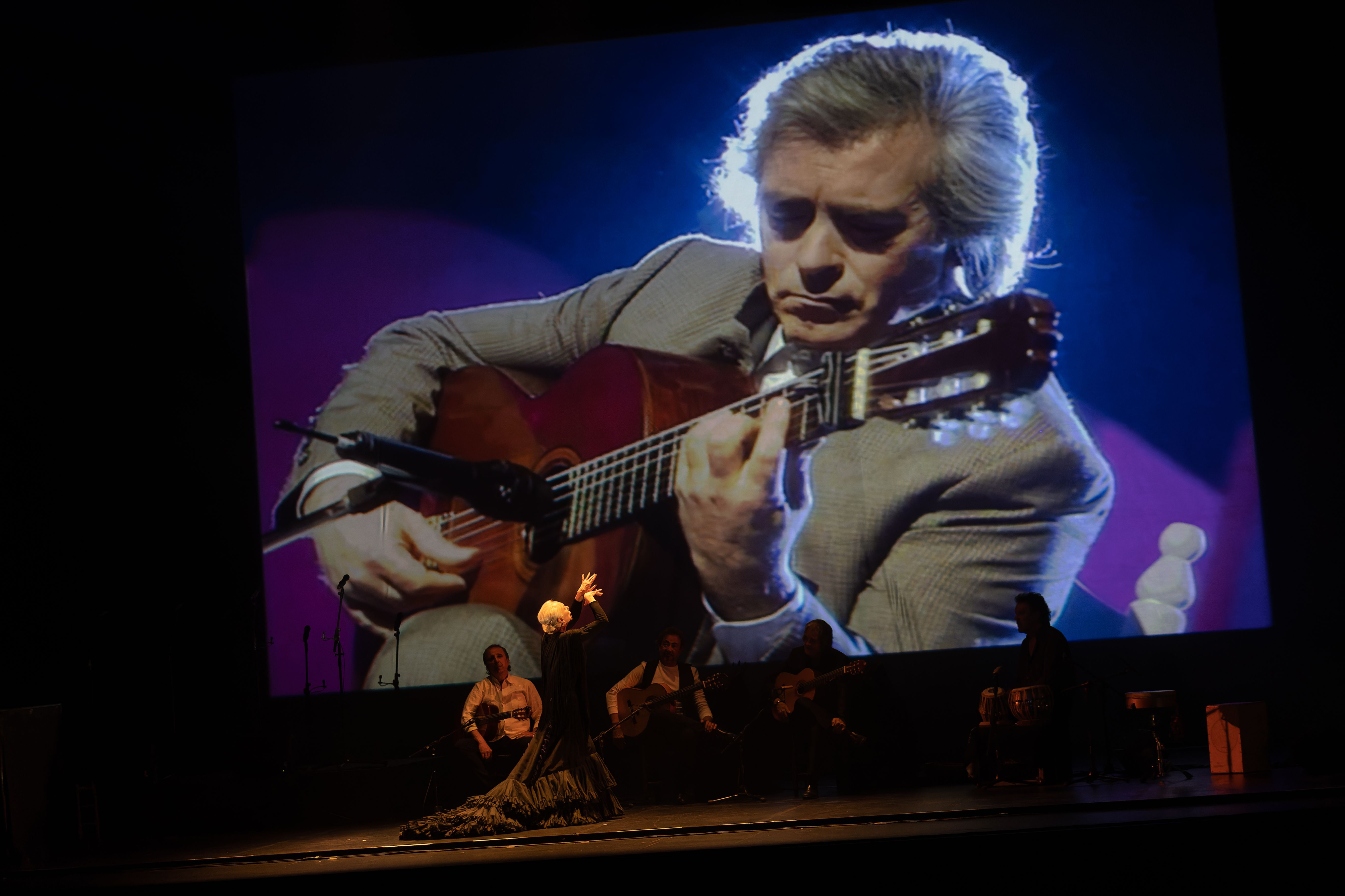 El Teatro Villamarta acogía el pasado martes 25 de abril la gala homenaje a Manolo Sanlúcar, donde se dieron cita los artistas flamencos mas importantes del momento.