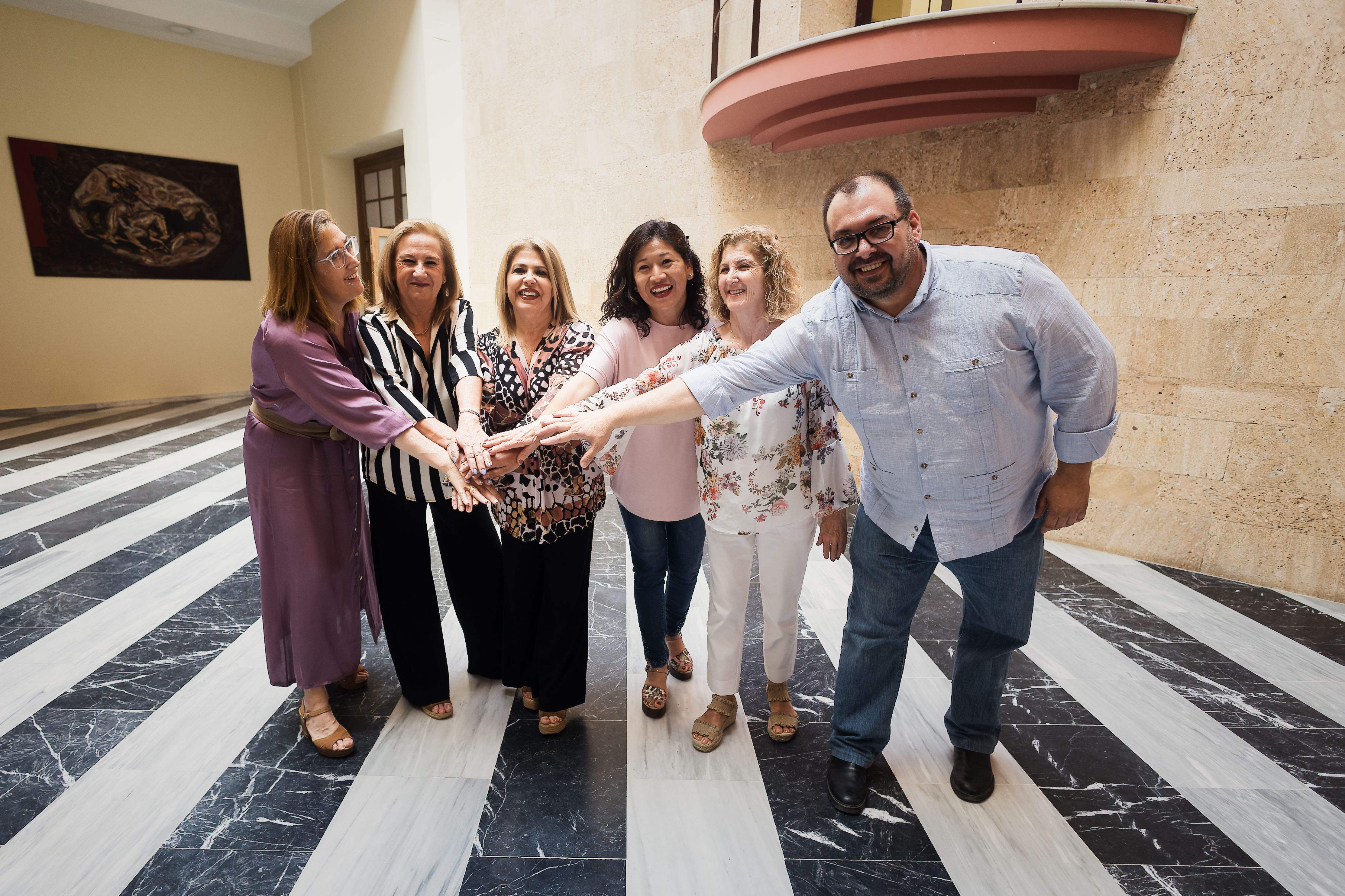 La alcaldesa y responsables de Aspanido tras presentarse el acuerdo 