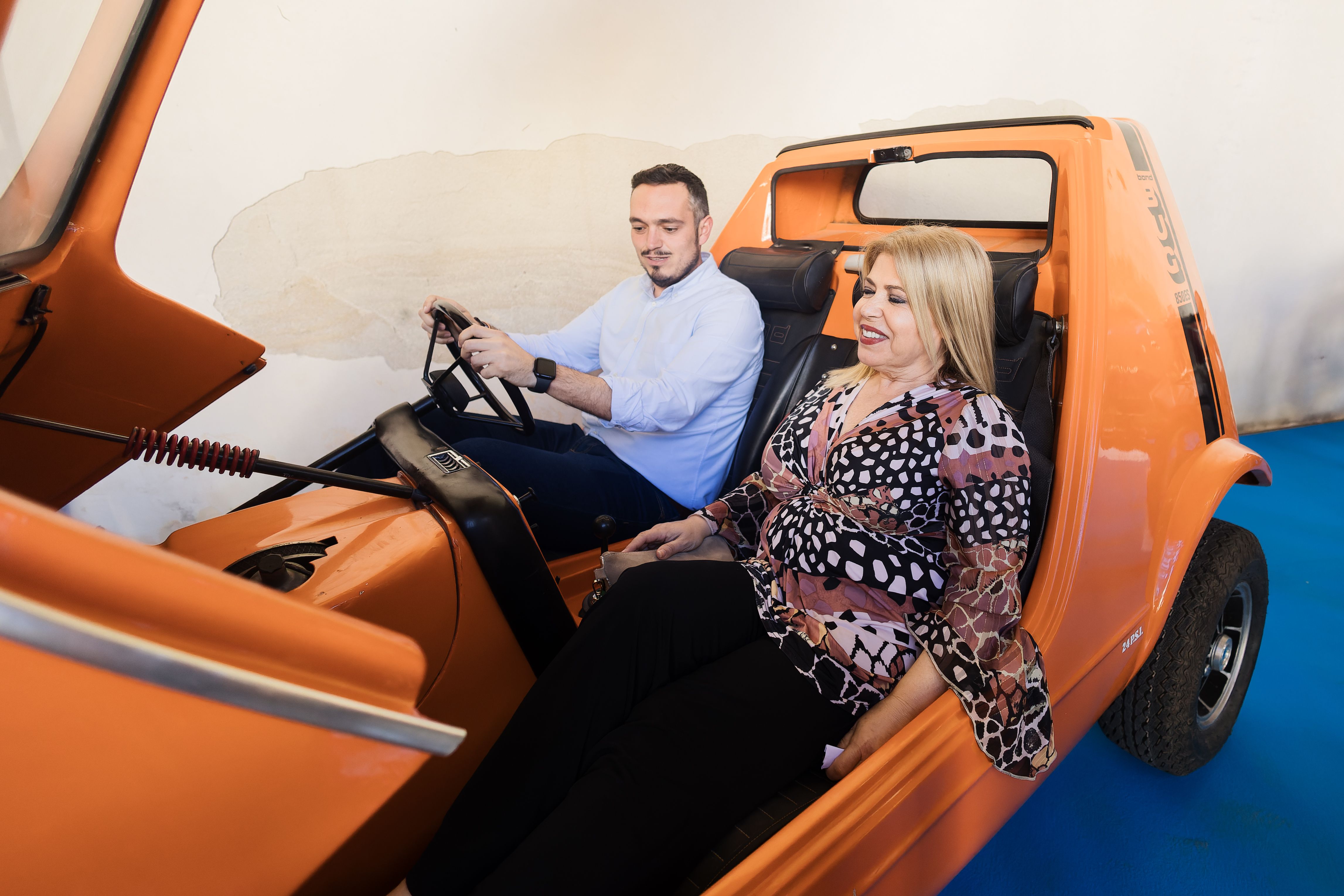 La alcaldesa y el delegado de Deportes probando uno de los modelos clásicos.