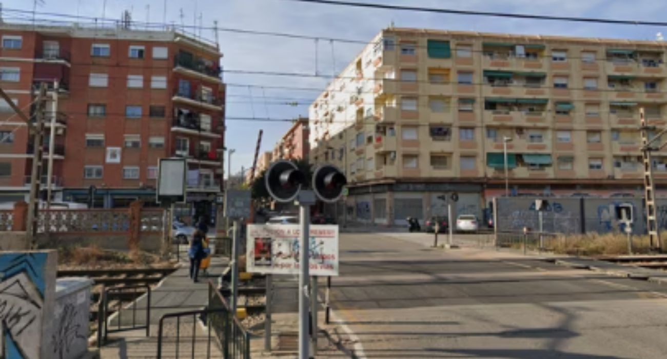 Paso a nivel donde ha tenido lugar el atropello en el que ha muerto una joven.