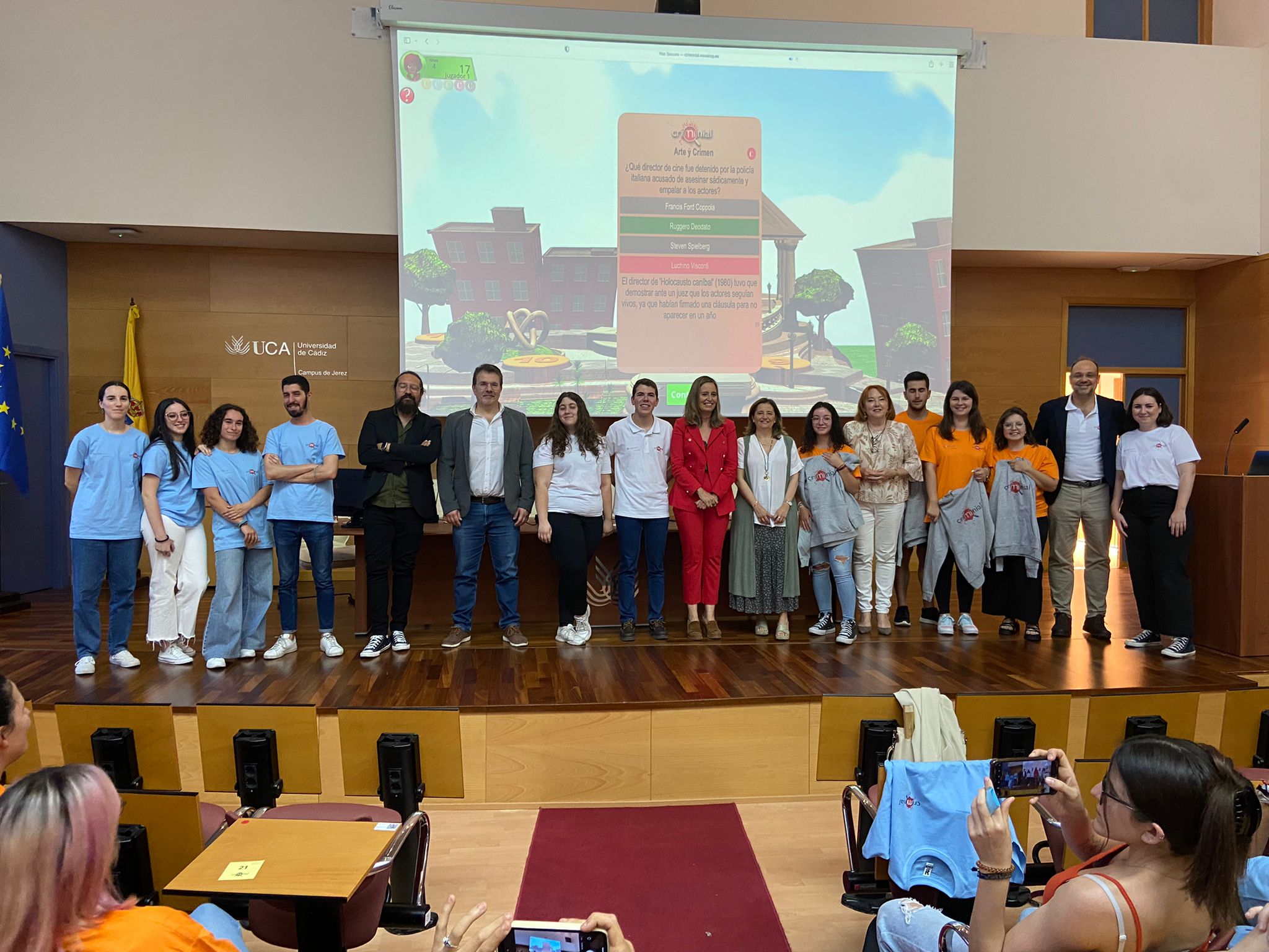 Foto de familia profesorado, estudiantes y autoridades en la presentación del juego Criminial.