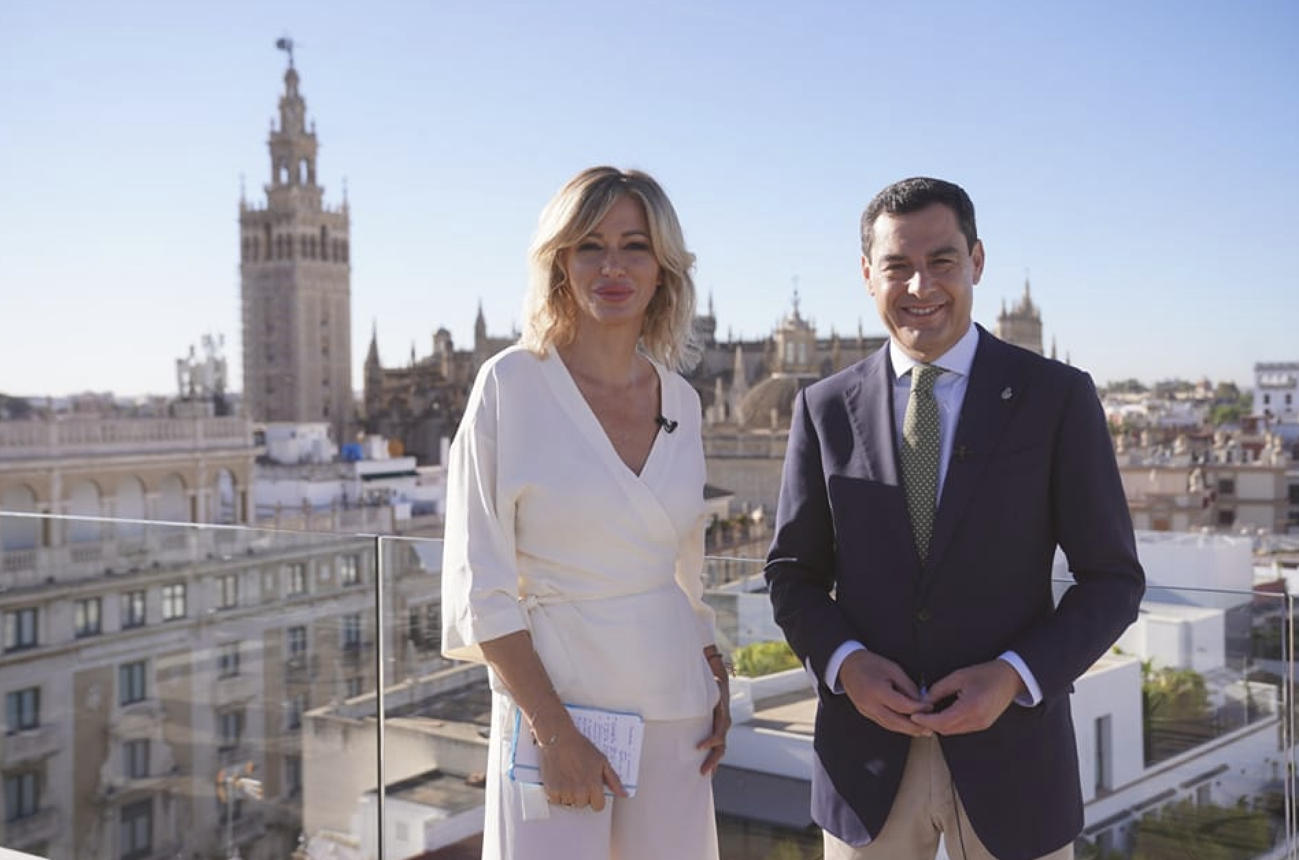 Juanma Moreno, presidente de la Junta, este miércoles antes de ser entrevistado por Susanna Griso en 'Antena 3'.