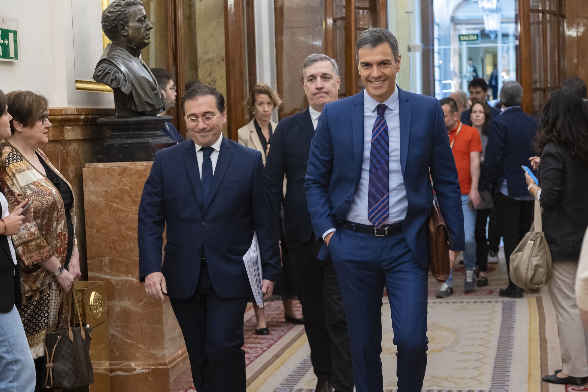 El presidente del Gobierno, Pedro Sánchez, este miércoles, a su llegada junto al ministro Albares, a la sesión de control en el Congreso.