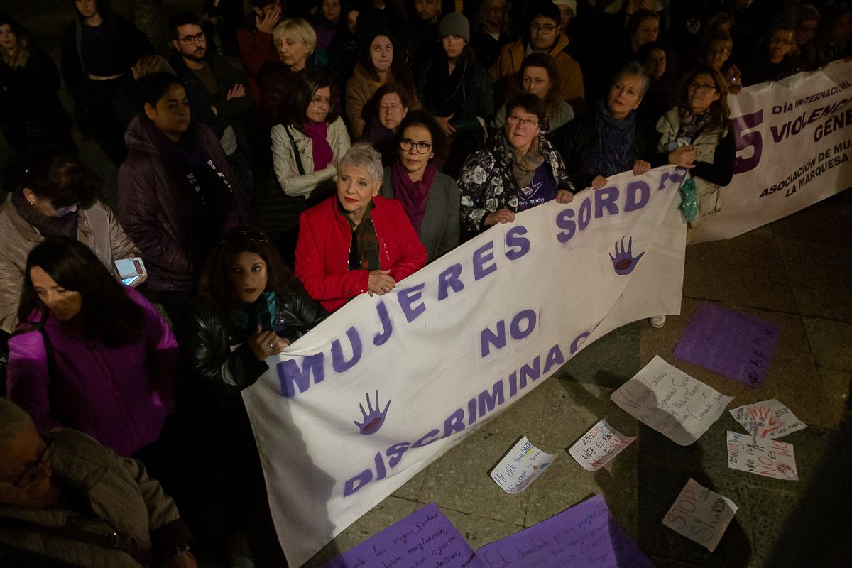 Un momento de una manifestación contra la violencia de género celebrada en Jerez. FOTO: MANU GARCÍA