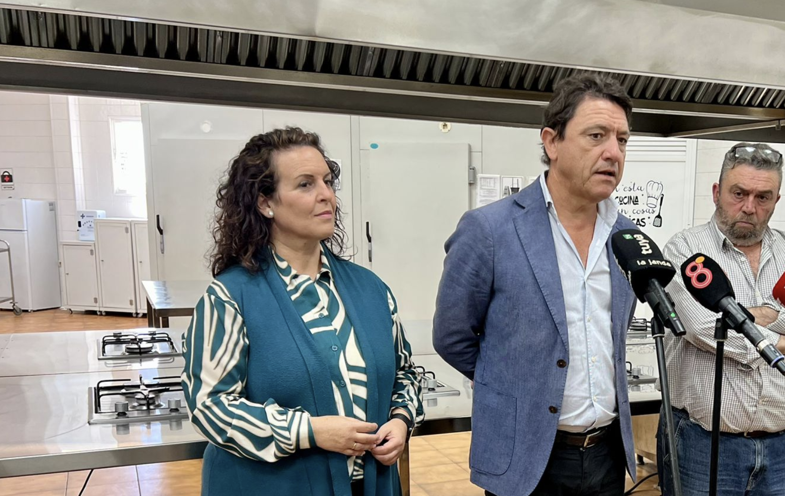 El delegado territorial de Empleo de la Junta en Cádiz, Daniel Sánchez, junto a la candidata del PP, Ascensión Hita, en el centro de formación Sócrates, esta semana.
