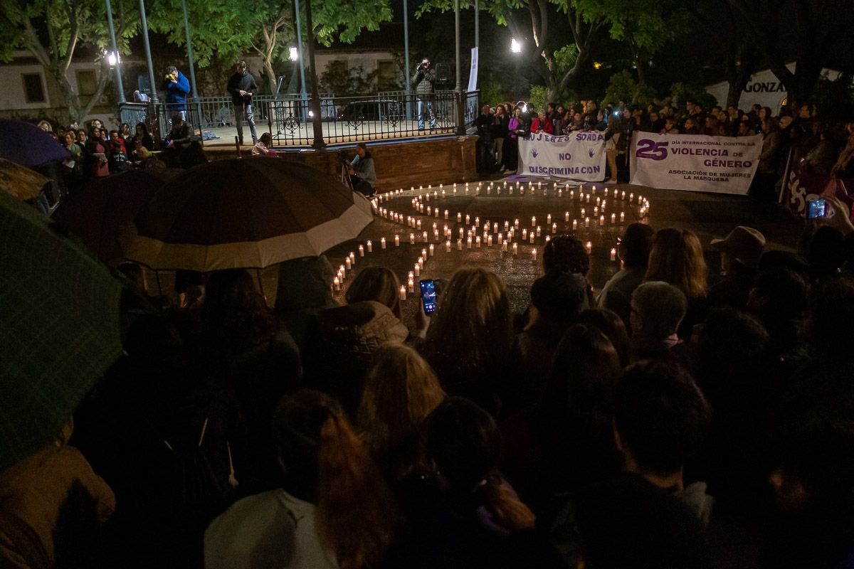 Un gran lazo de velas encendidas recordaba a las mujeres que han muerto víctimas de la violencia machista. FOTO: MANU GARCÍA