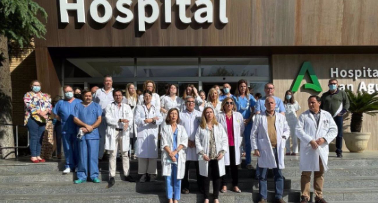 Concentración a las puertas del Hospital Universitario San Agustín, donde una mujer agredió a una pediatra y a una médico residente.