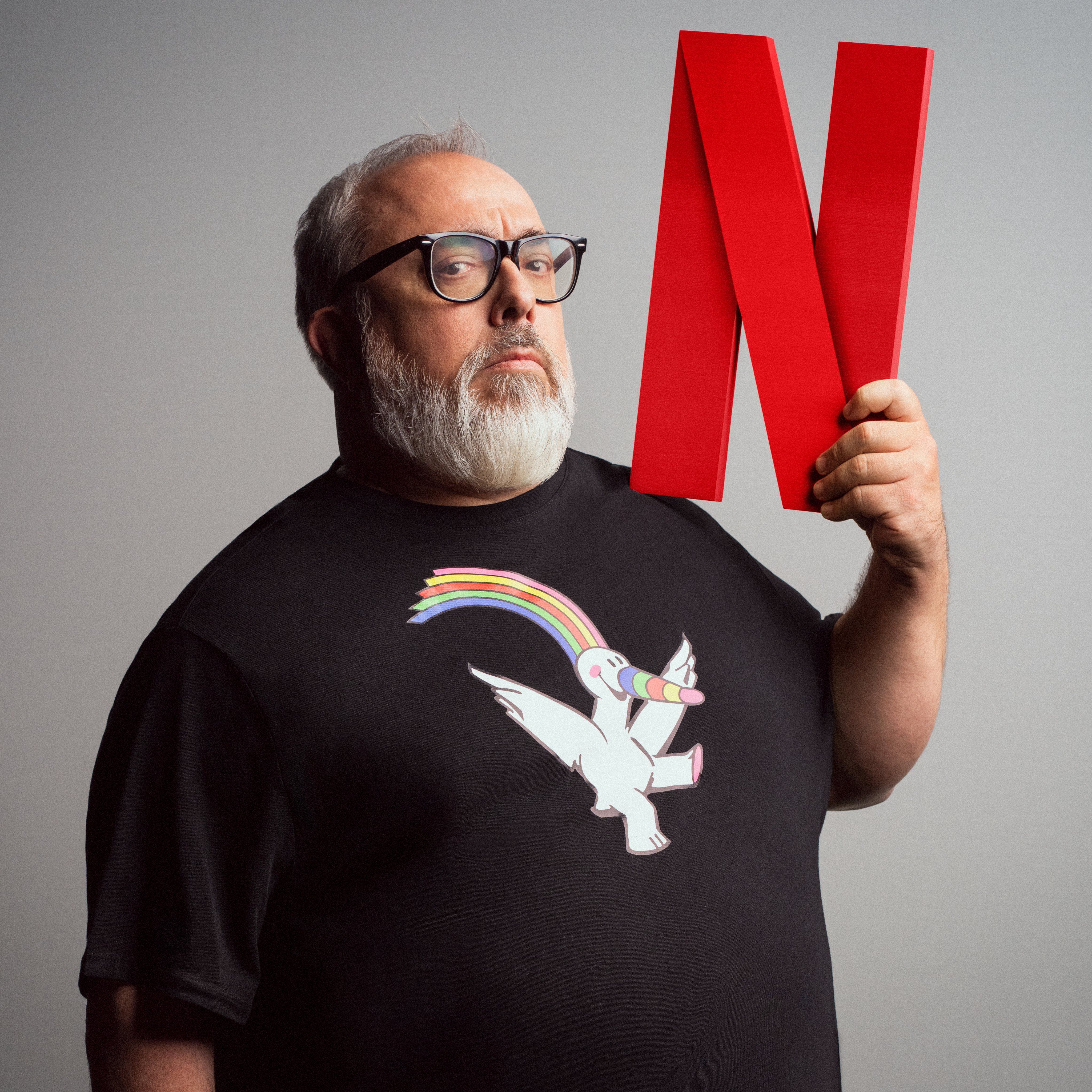 Álex de la Iglesia con una camiseta de Curro y el símbolo de Netflix..