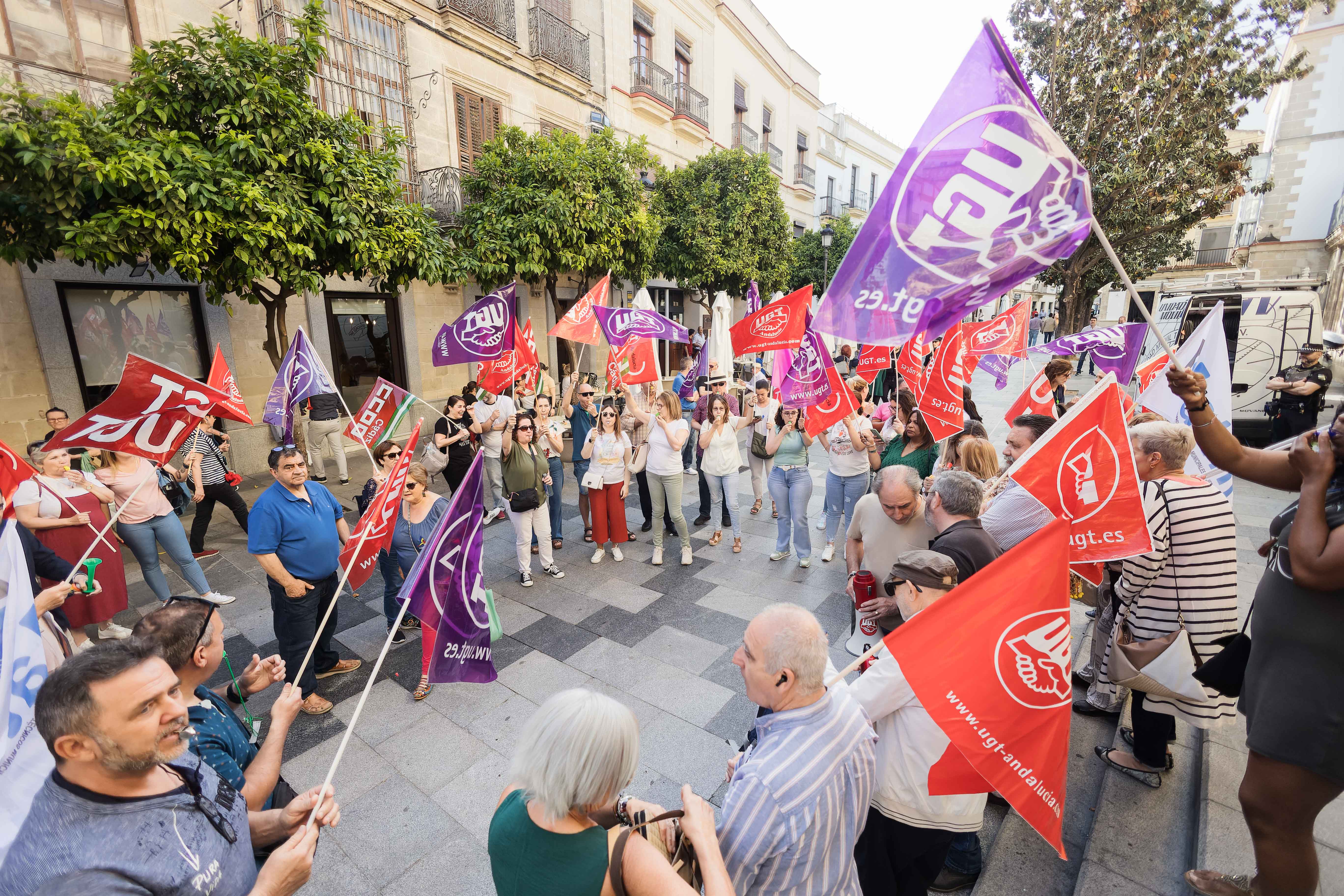 Un acto de protesta sindical de los representantes del personal laboral del Ayuntamiento de Jerez.