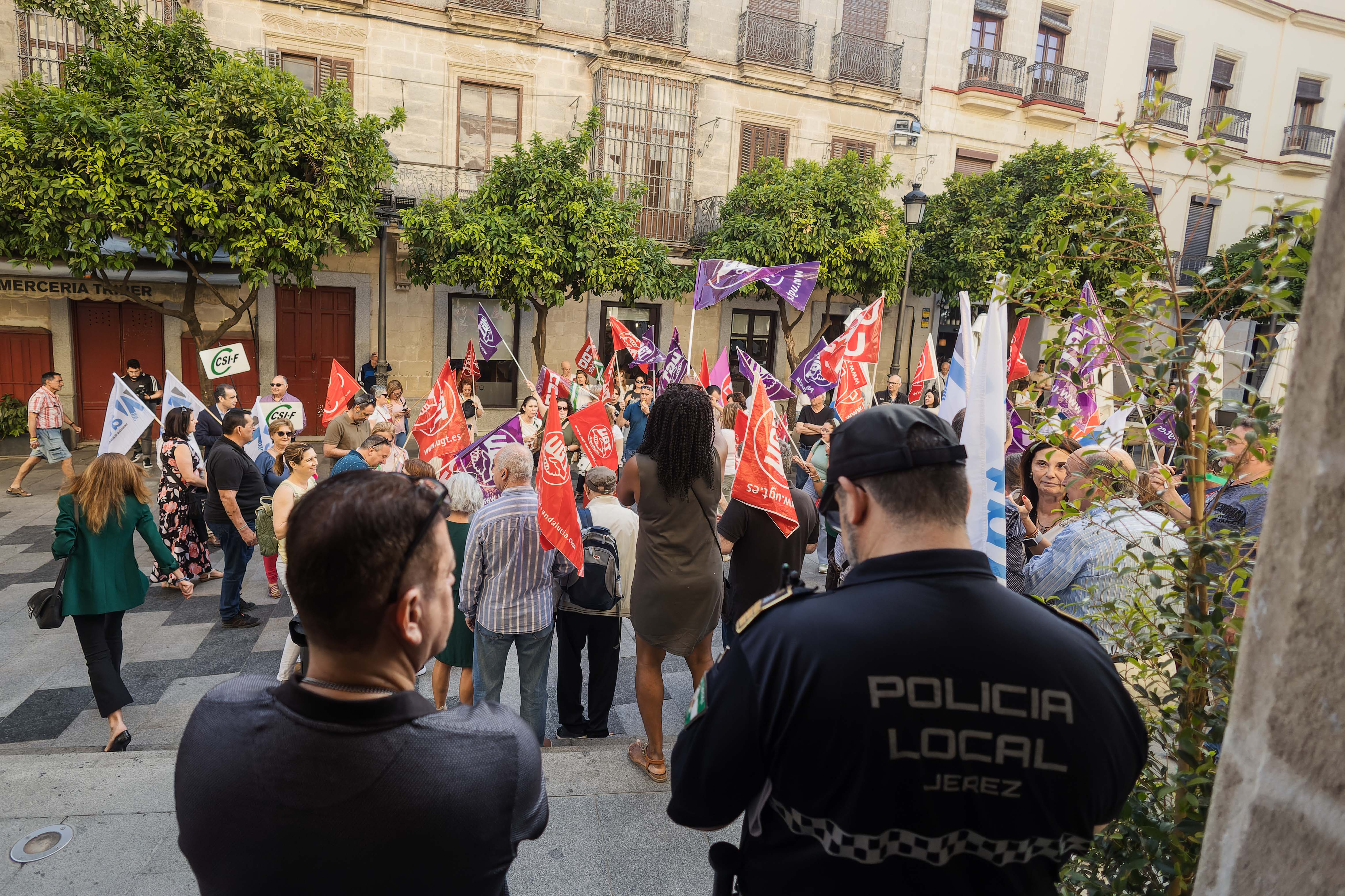 Álvarez da "24 horas" a Pelayo para que diga “si ha prometido", subir el sueldo a trabajadores municipales de Jerez. Protesta laboral a las puertas del Ayuntamiento.