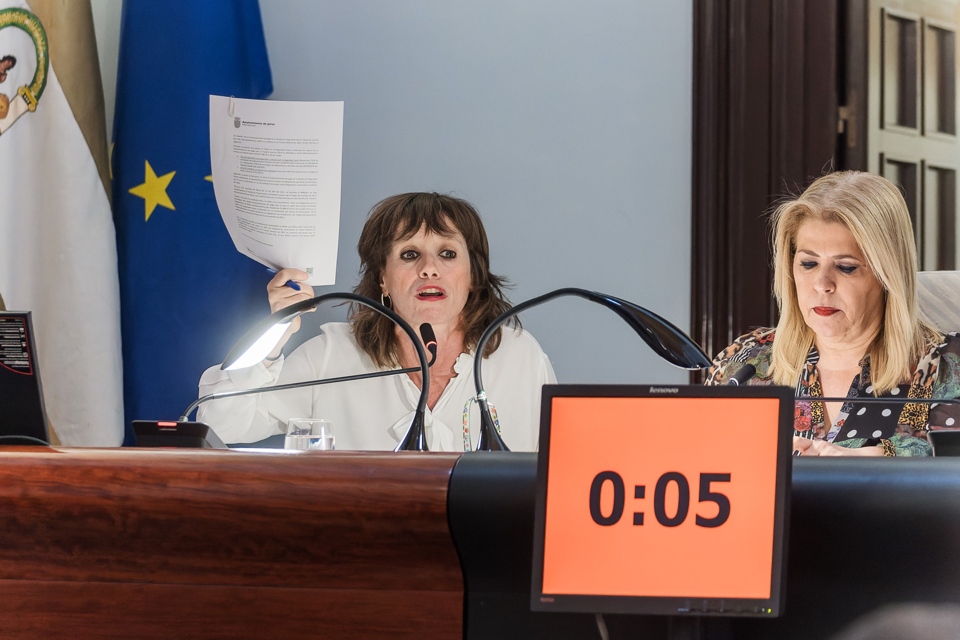 Laura Álvarez, responsable de Hacienda, interviene en el pleno de abril, celebrado este pasado jueves en el Ayuntamiento de Jerez, en presencia de la alcaldesa.