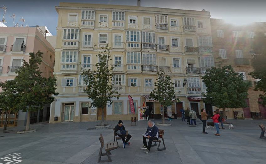 Fachada del edificio en cuya planta baja se ubicará el nuevo restaurante de McDonald's en una imagen de Google Maps.