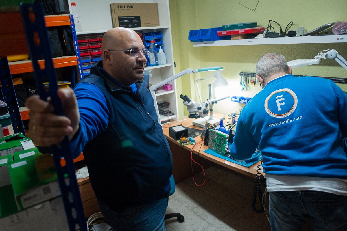 Andrés Bertholet, dueño de Fariña, en la sede de su negocio, en calle Mérito, en Jerez. FOTO: MANU GARCÍA