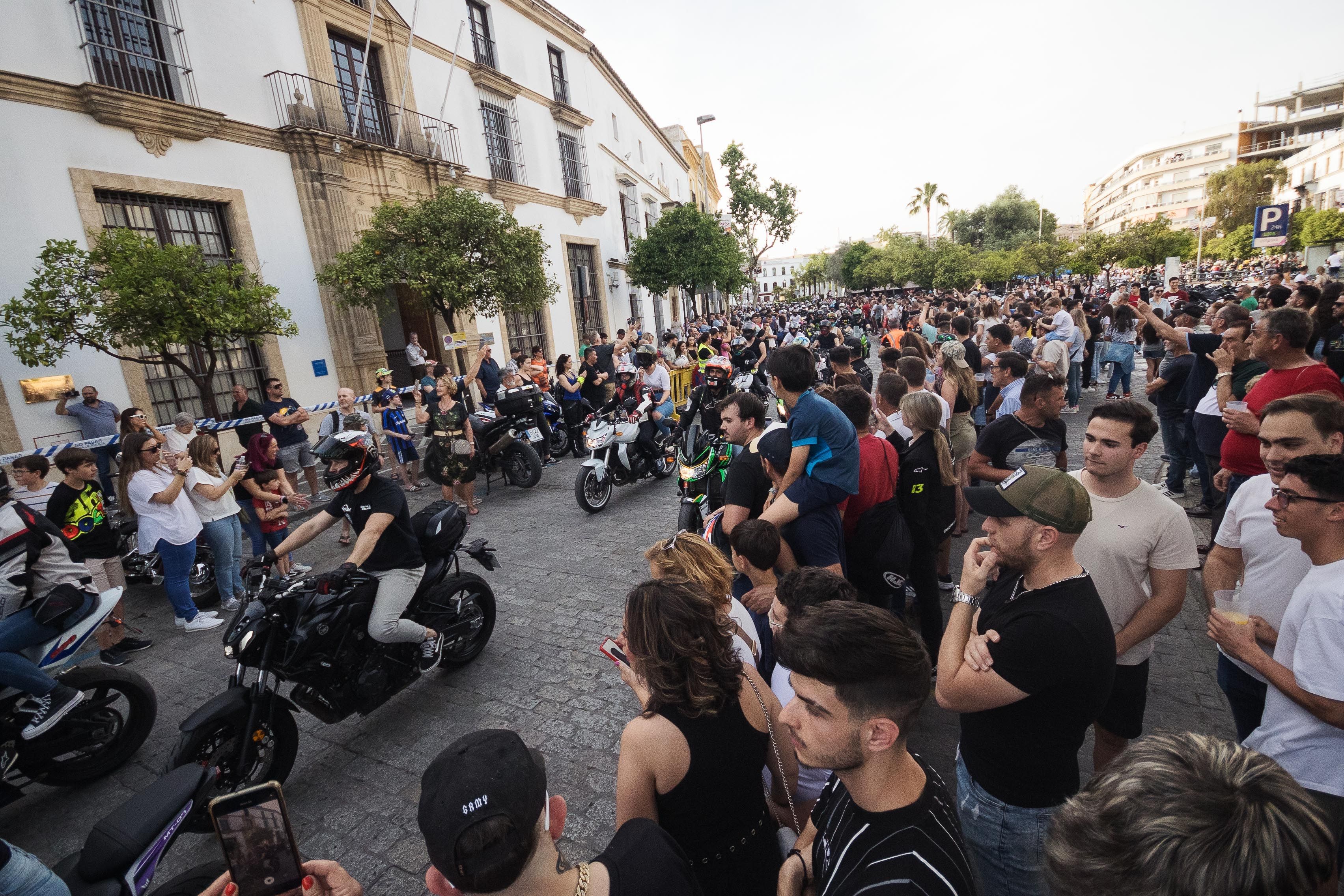 Alameda Cristina completamente copada de gente y motos durante una pasada motorada por el Gran Premio en Jerez.