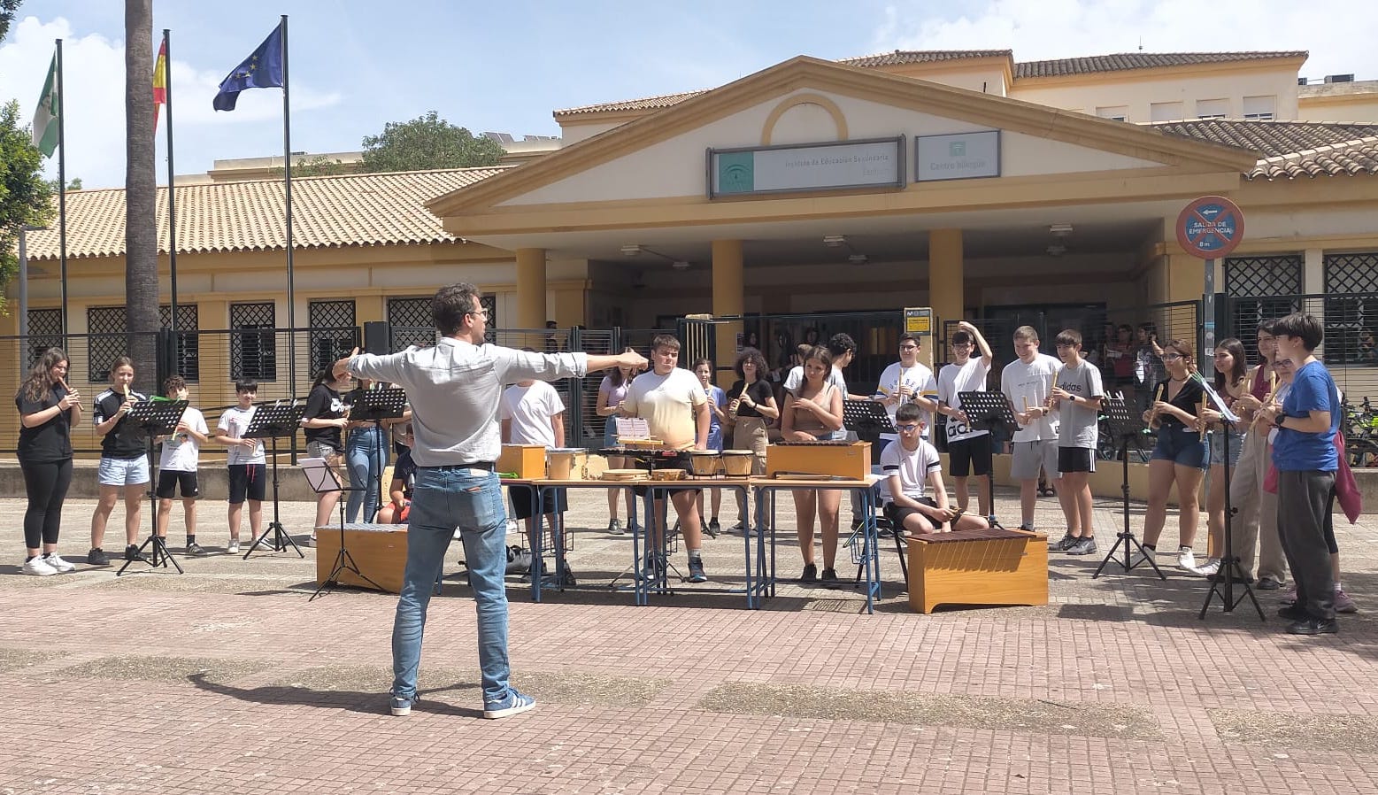 Un profesor de música del IES Seritium dirige a los alumnos.