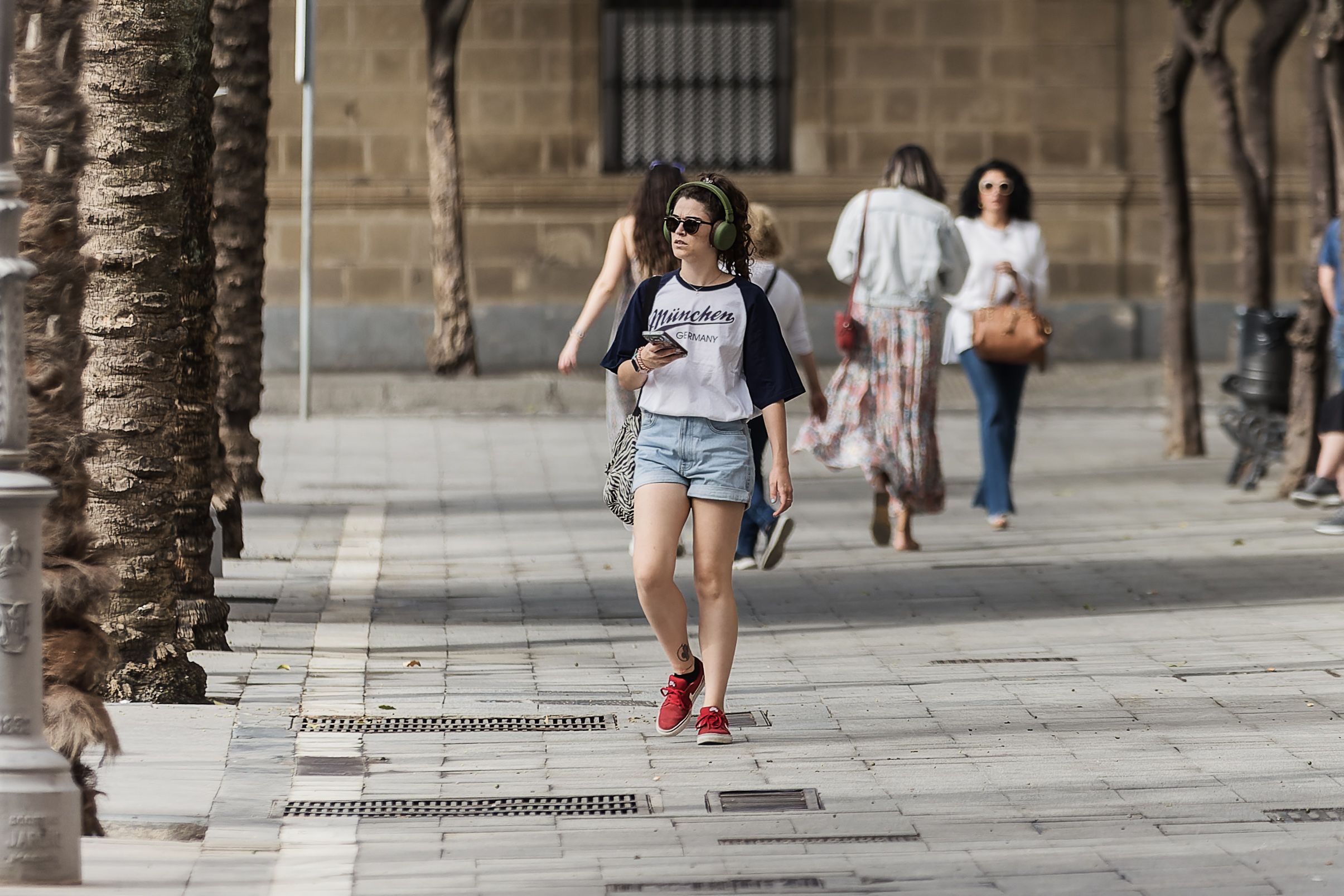 La ropa de abrigo ha dejado paso en los últimos días a indumentarias más frescas. La preocupación es grande ante el calor que está haciendo en enero. La ropa de abrigo ha dejado paso en los últimos días a indumentarias más frescas. La preocupación es grande ante el calor que está haciendo en enero.