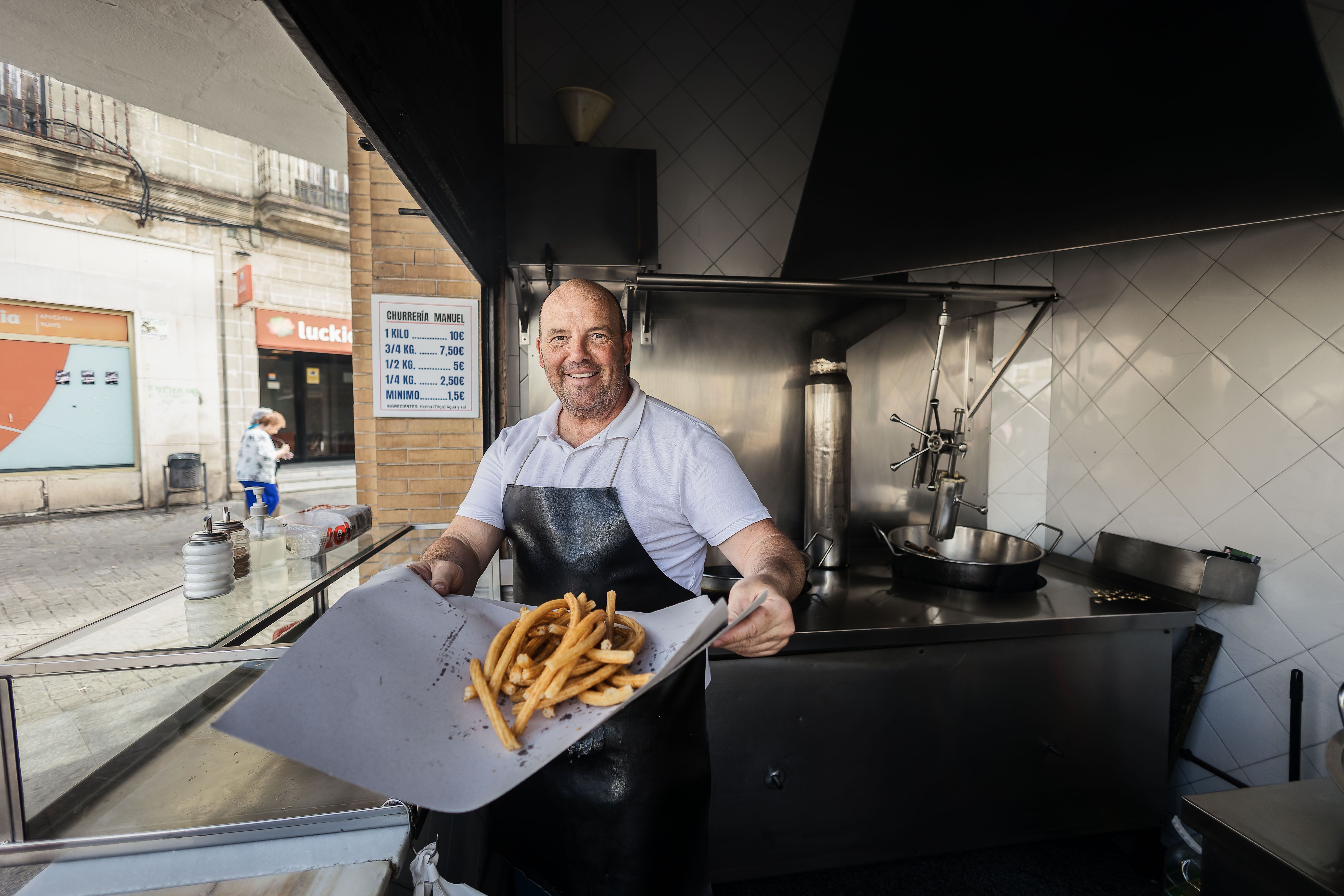 Jesús Jiménez Reyes con los churros de su puesto.  Candela Núñez