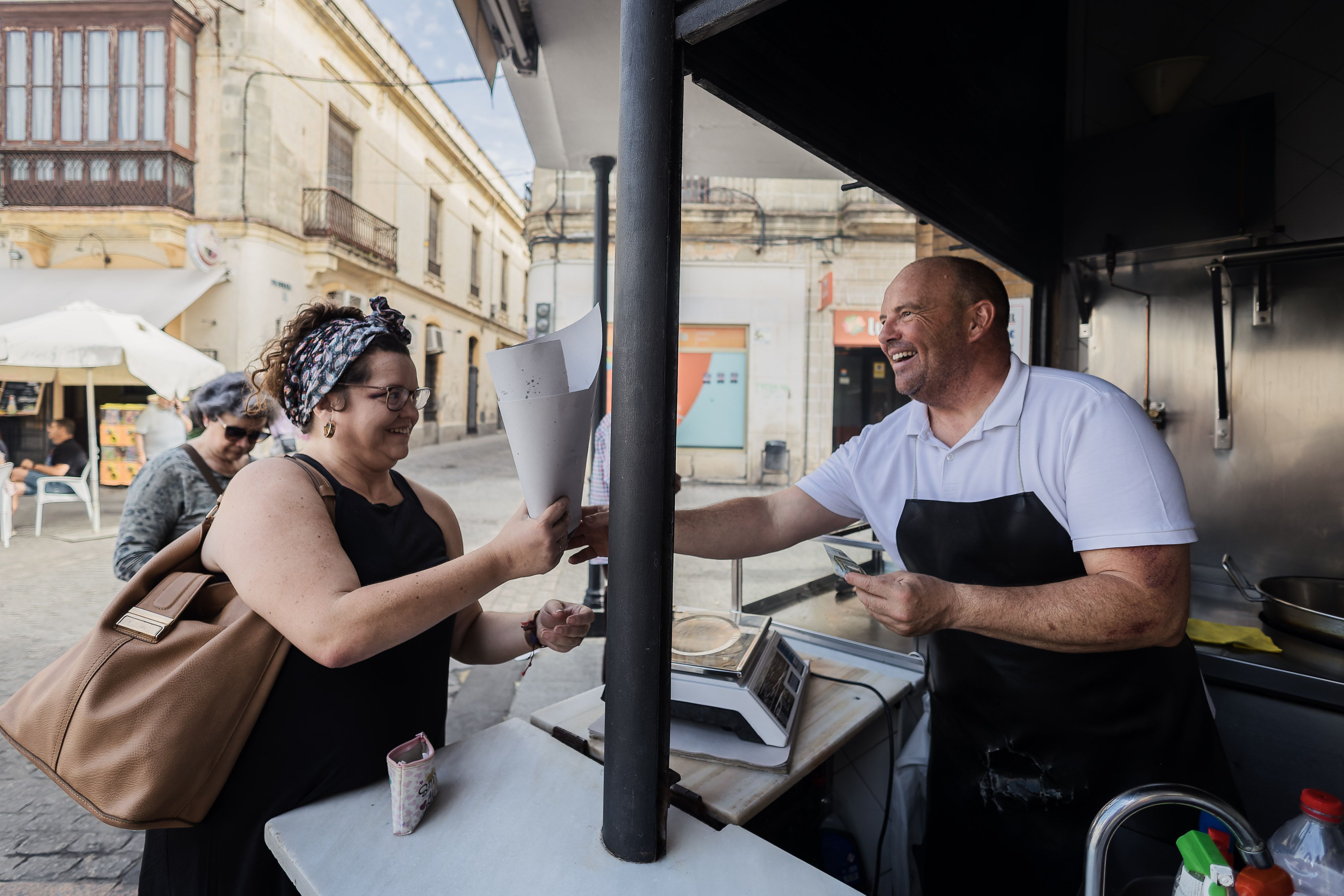 Chus despachando a una clienta en su puesto de la plaza. Candela Núñez