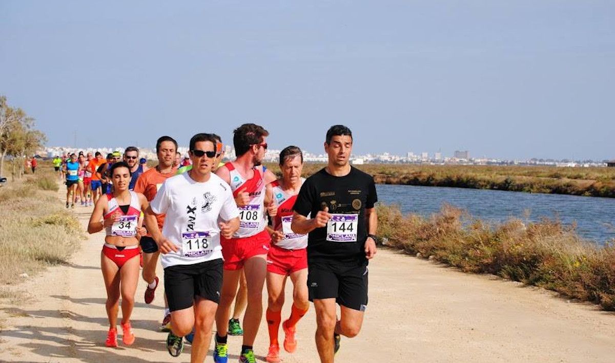 Carrera Ruta de los Esteros en una edición pasada en Chiclana. DIONI FERNÁNDEZ