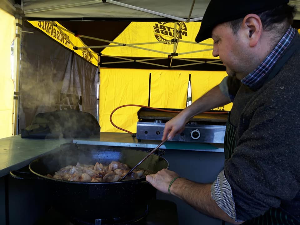 Un voluntario de la hermandad prepara el refrito barreño en la primera edición de la Olla de San Isidro.