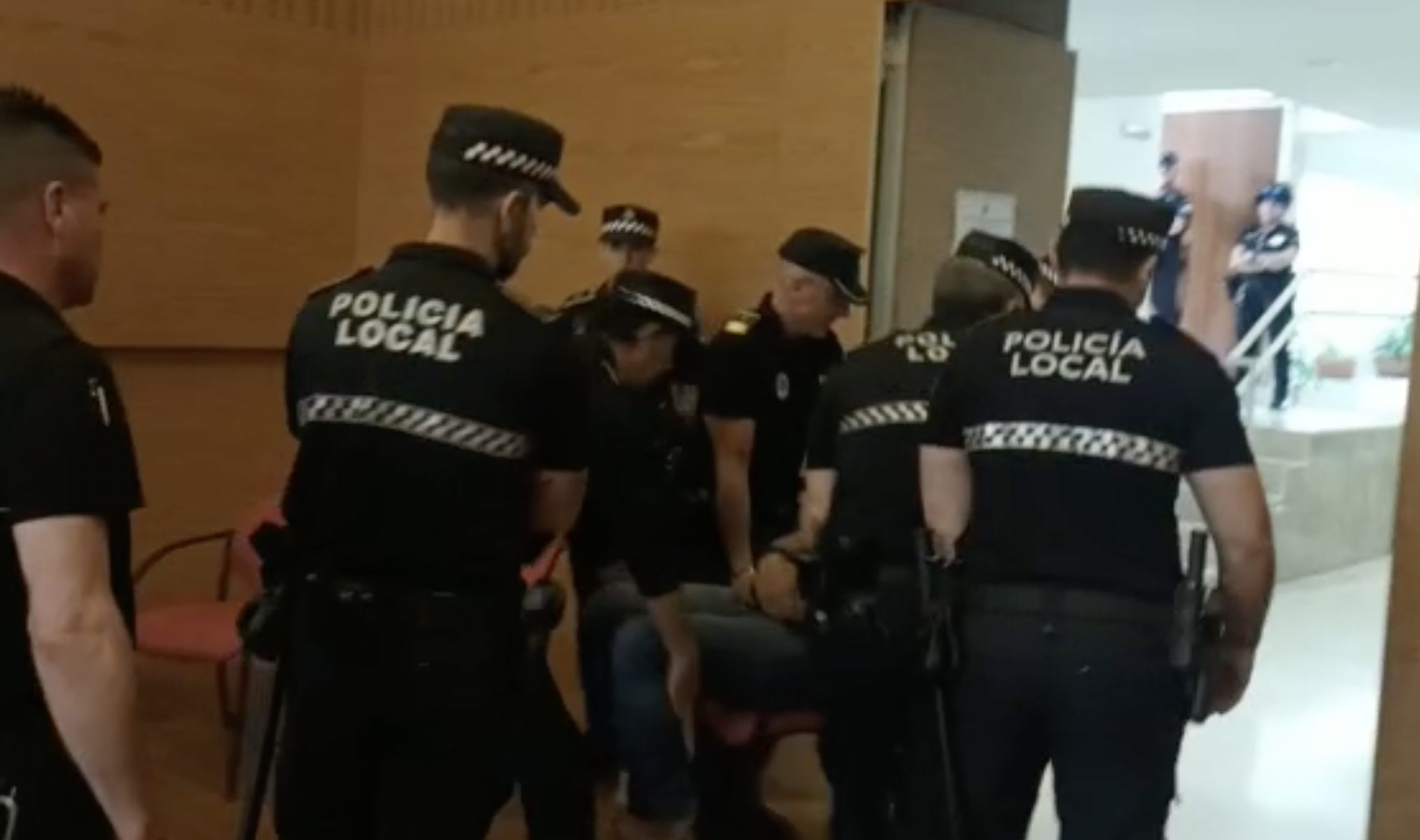 brandy luto Abuso Un policía local se niega a abandonar el pleno tras ser expulsado en El  Puerto: "Me duele la espalda"