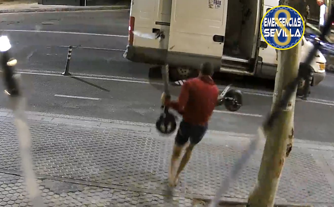 Uno de los detenidos, llevándose patinetes en Sevilla.