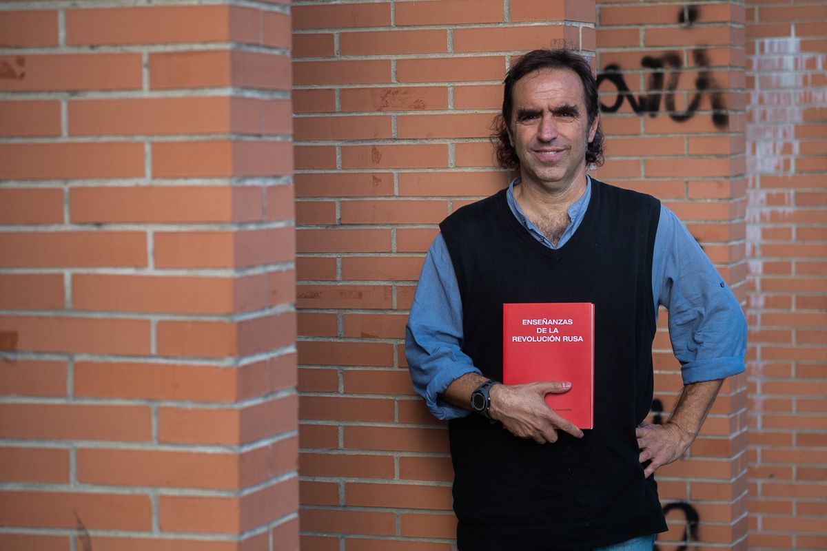 Xabier Arrizabalo, con su libro 'Enseñanzas de la revolución rusa', posando para la entrevista. FOTO: MANU GARCÍA