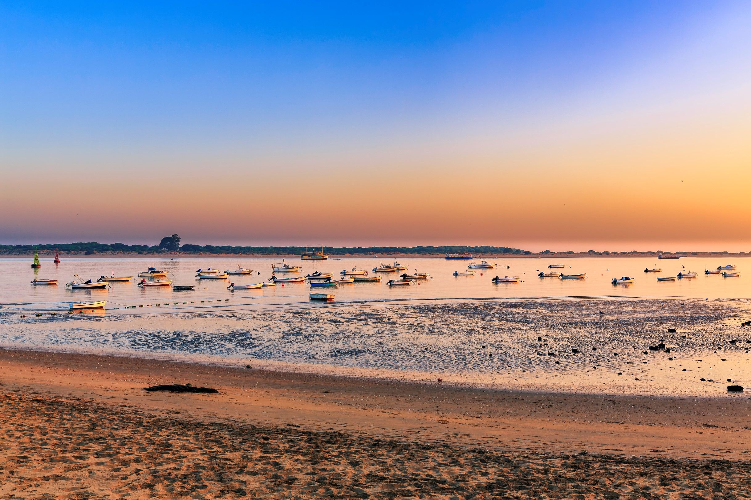 Una vista de la playa en Sanlúcar, uno de los pueblos costeros de moda en España.