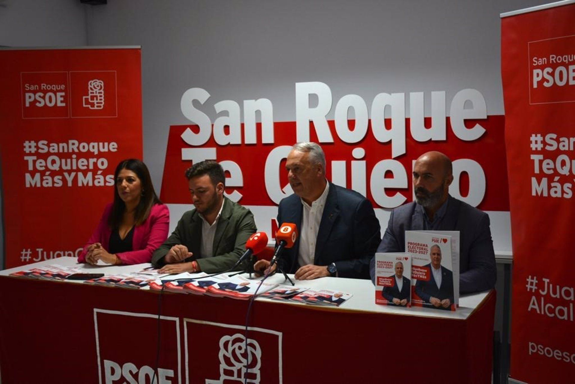 El alcalde de San Roque y candidato a la reelección, Juan Carlos Ruiz Boix, presentando su programa.