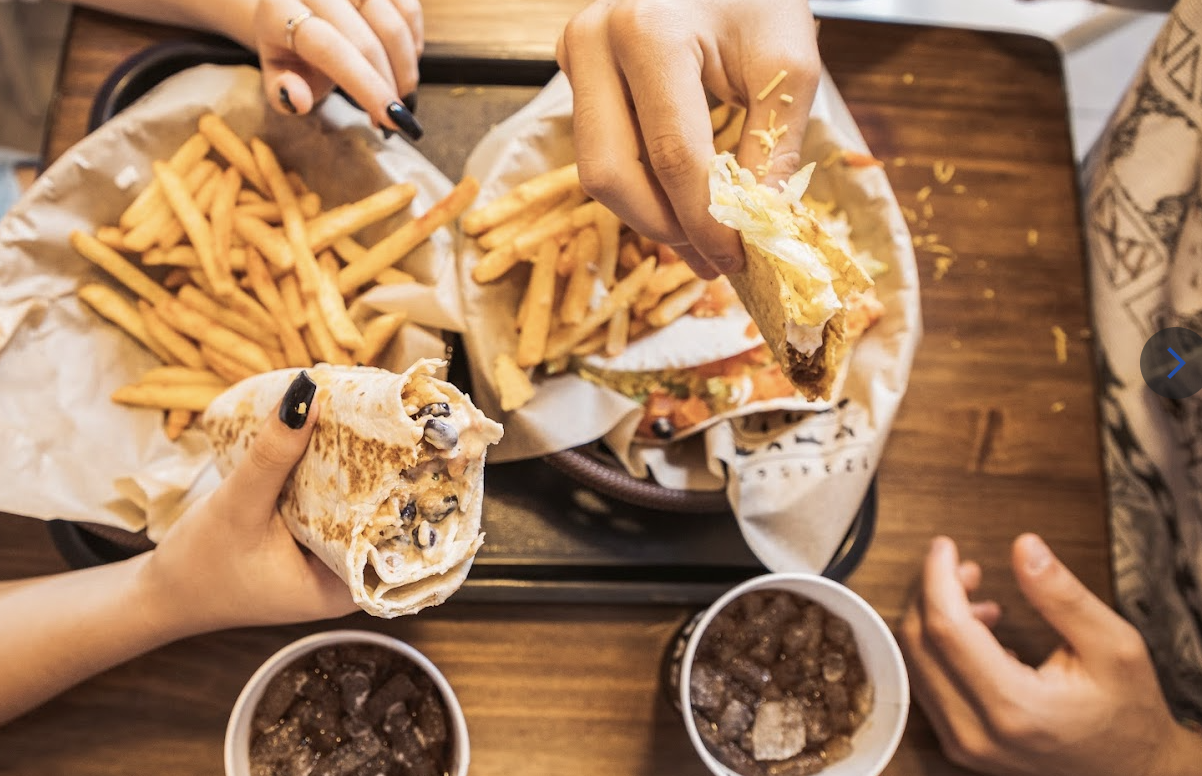 Indignación de una pareja en Sevilla tras ir a Taco Bell: "No garantiza que no haya contaminación cruzada". Comida de Taco Bell, en una imagen de la compañía.