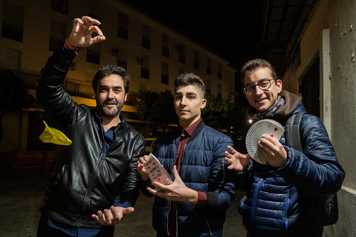 Bernabé, Jesús Rubiales y Adriwell, posando con objetos 'mágicos' para lavozdelsur.es. FOTO: MANU GARCÍA