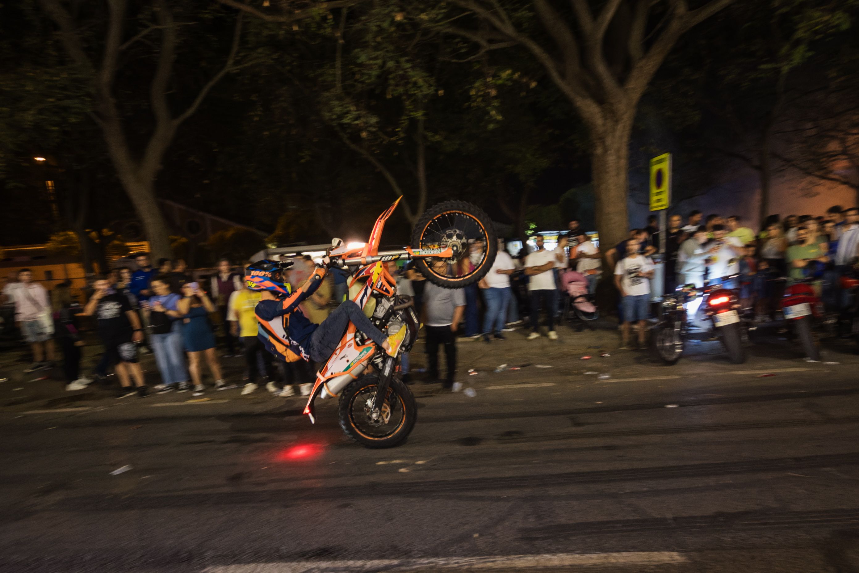 Un motorista, haciendo un caballito en Jerez el fin de semana del GP. Un motorista, haciendo un caballito en Jerez el fin de semana del GP.