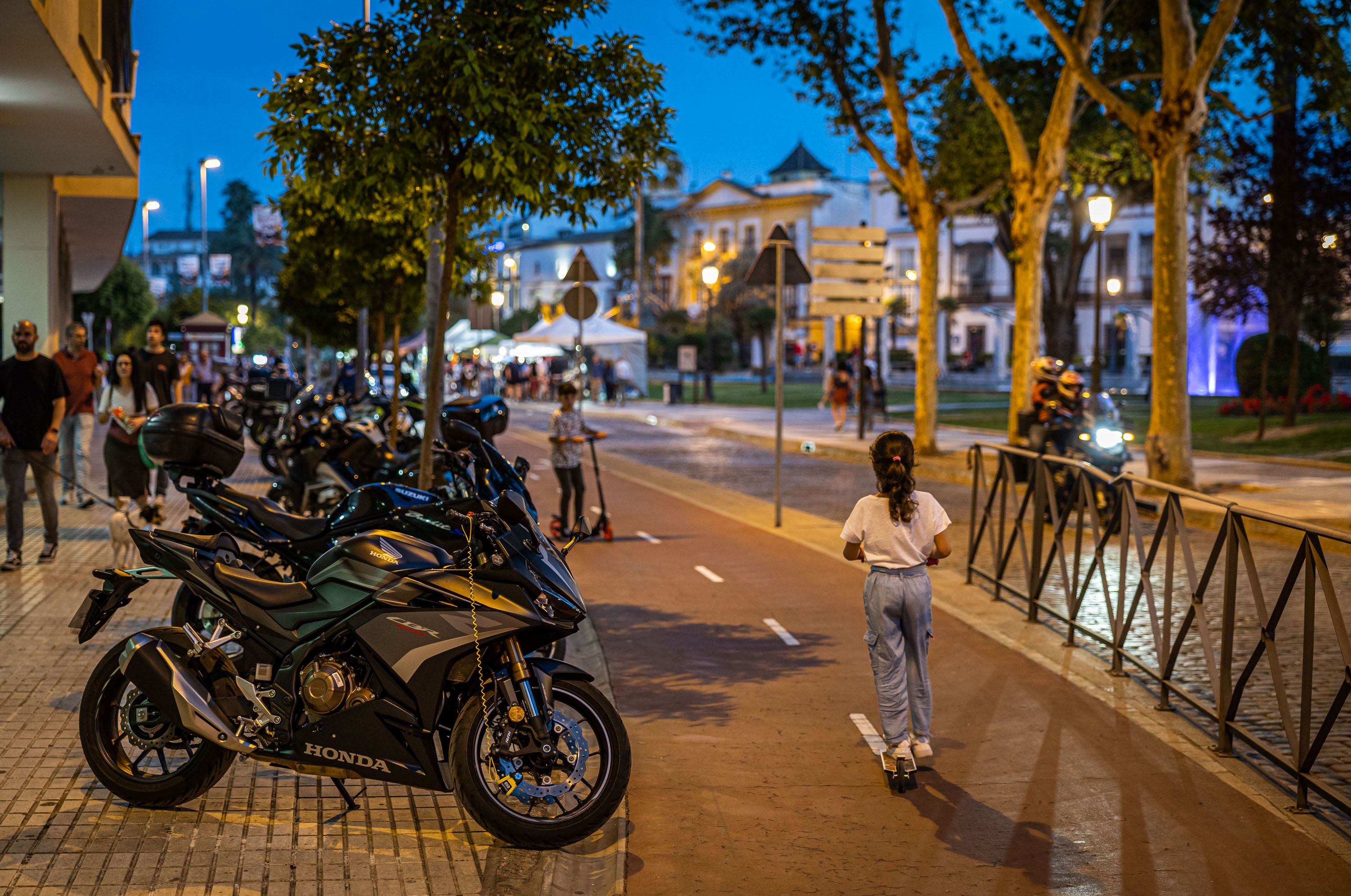 Ambiente motero en Jerez, con niños por el carril-bici a la altura del Mamelón.