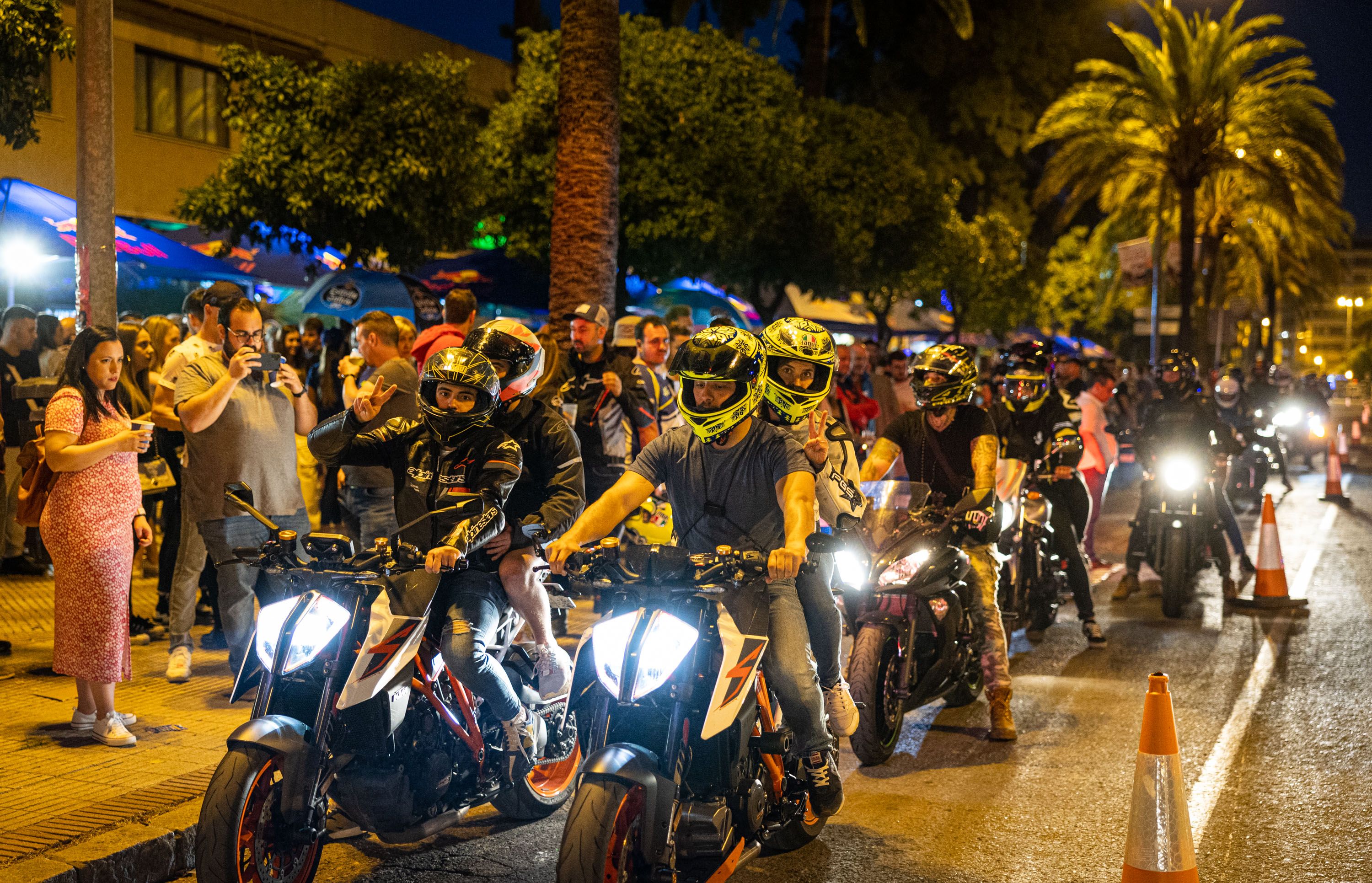 Moteros, parando en un semáforo de la avenida Álvaro Domecq de Jerez.