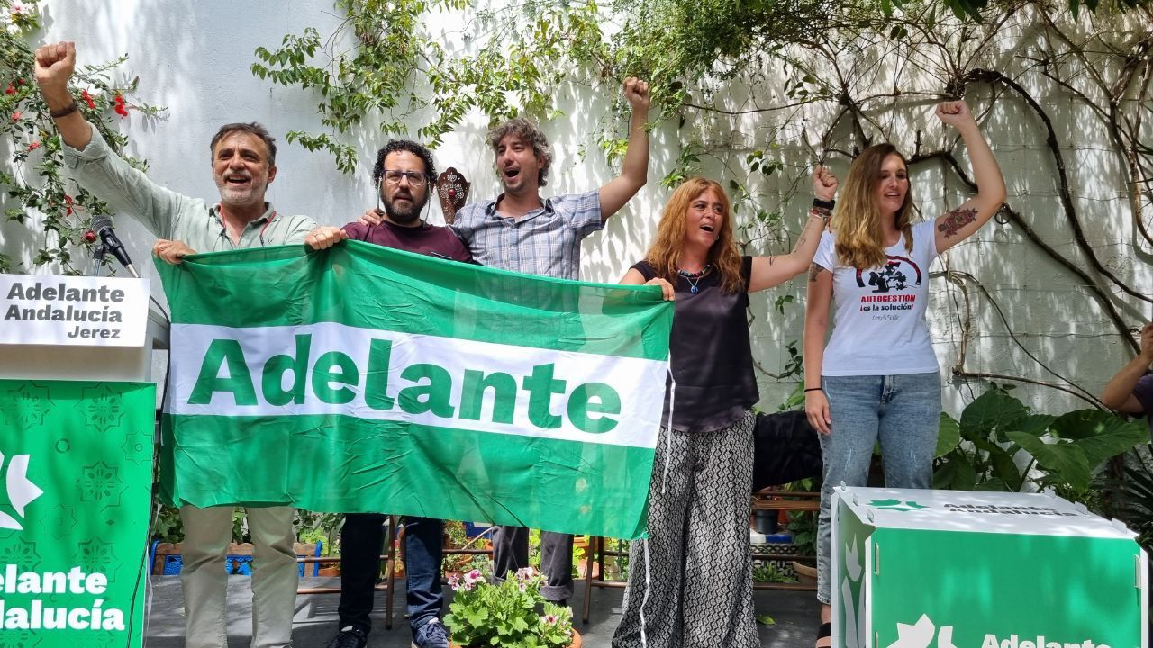 Carlos Fernández, candidato a la Alcaldía de Adelante Andalucía, con miembros de su candidatura.