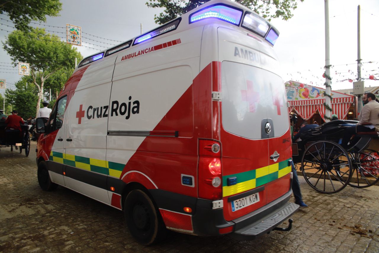 Una ambulancia, por el Real de la Feria de Abril de Sevilla.