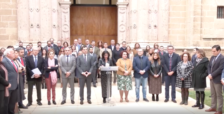 El Gobierno andaluz y miembros del Parlamento autonómico, antes de la sesión. 